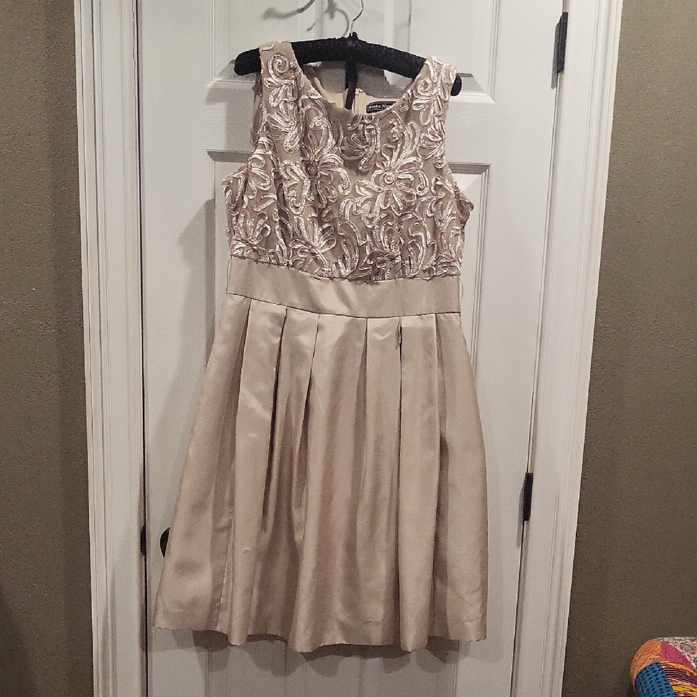 Jessica Howard Cream and Gold Midi Dress